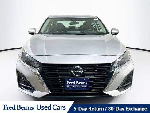 Used 2023 Nissan Altima 2.5 SV w/ SV Premium Package FWD image 2