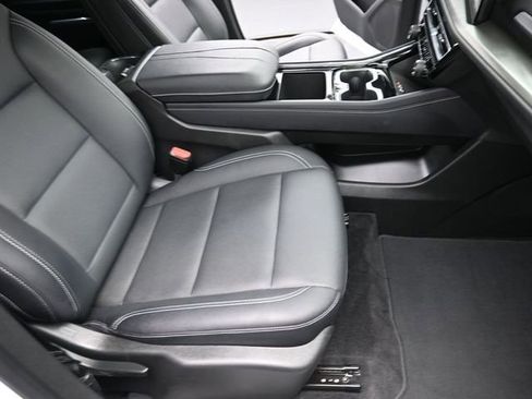 Used 2025 Chevrolet Traverse LT image 28