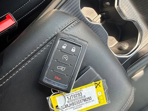 Used 2025 Jeep Grand Cherokee Limited AWD/4WD image 6