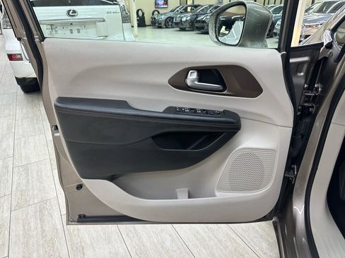 Used 2018 Chrysler Pacifica Touring-L Plus FWD image 15