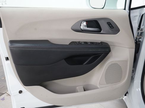 Used 2022 Chrysler Pacifica Touring-L w/ Uconnect Theater Family Group FWD image 24