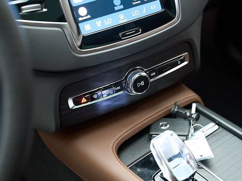 Certified 2024 Volvo XC90 T8 Ultimate AWD/4WD image 22