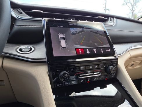 Used 2022 Jeep Grand Cherokee Limited w/ Luxury Tech Group II image 31