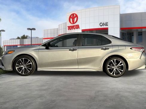 Certified 2020 Toyota Camry SE image 9