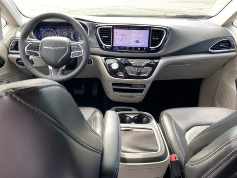 Used 2024 Chrysler Pacifica Touring-L image 6