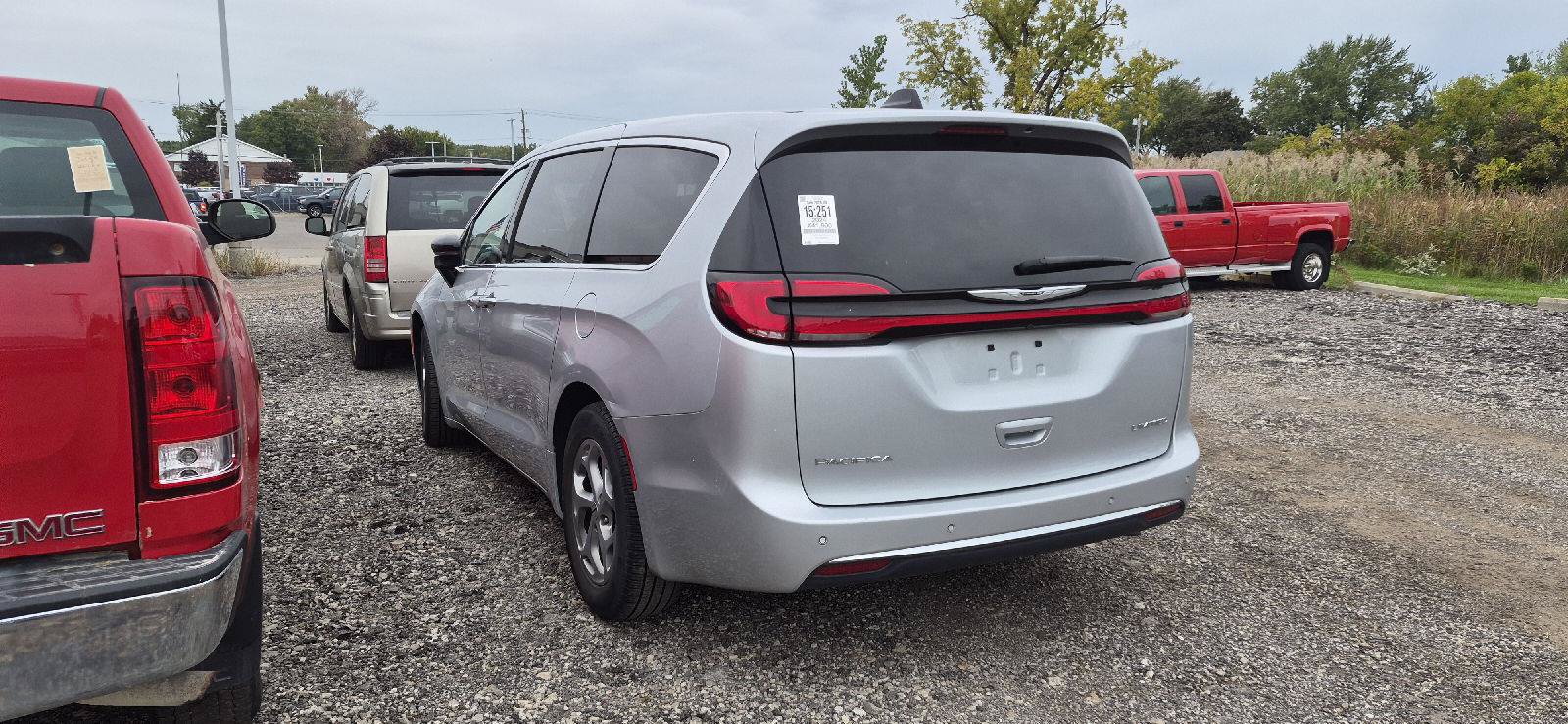 Used 2024 Chrysler Pacifica Limited FWD image 4