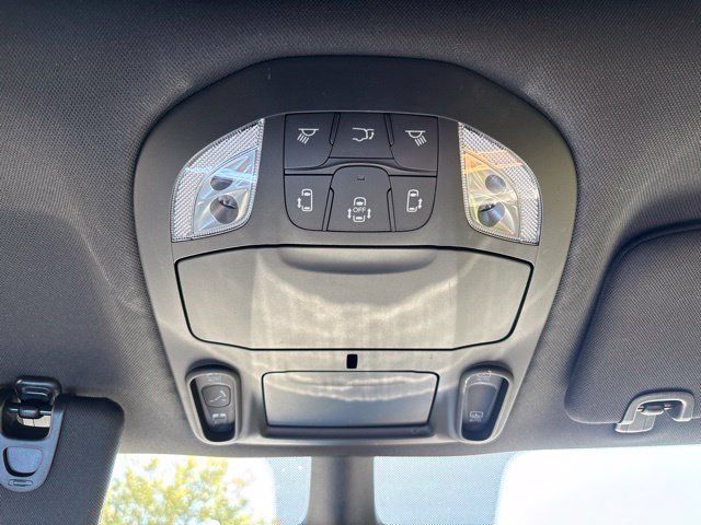 Used 2025 Chrysler Pacifica Limited FWD image 34