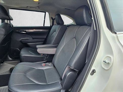 Used 2021 Toyota Highlander Limited image 19