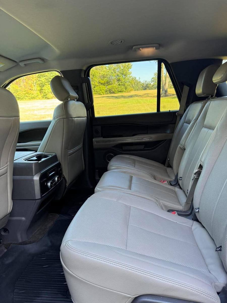 Used 2018 Ford Expedition XLT w/ Equipment Group 202A AWD/4WD image 13