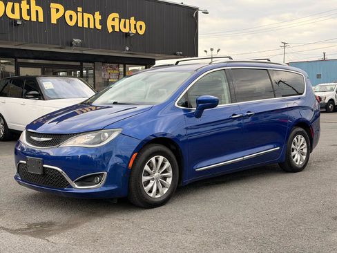 Used 2019 Chrysler Pacifica Touring-L FWD image 3