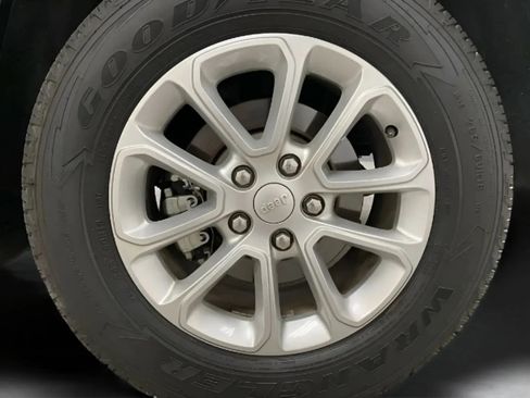 Used 2021 Jeep Grand Cherokee Laredo RWD image 26
