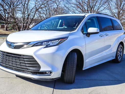 Used 2023 Toyota Sienna XLE image 3