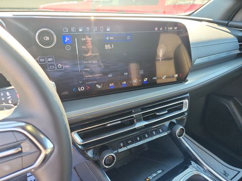 Used 2025 Chevrolet Traverse LT image 32