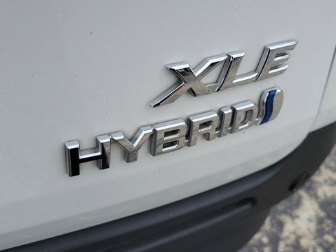 Used 2024 Toyota Sienna XLE FWD image 8