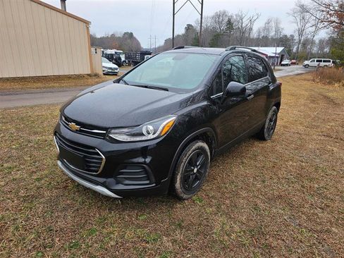 Used 2020 Chevrolet Trax LT w/ LT Convenience Package image 3