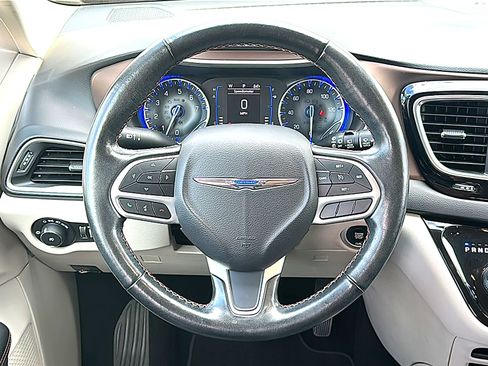 Used 2019 Chrysler Pacifica Touring-L FWD image 28