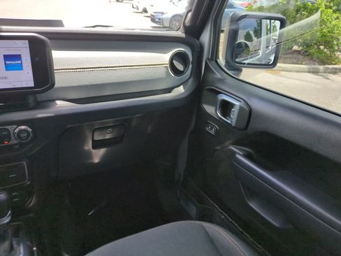 Used 2024 Jeep Gladiator Sport AWD/4WD image 16