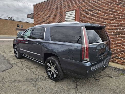 Used 2019 Cadillac Escalade ESV Platinum AWD/4WD image 23