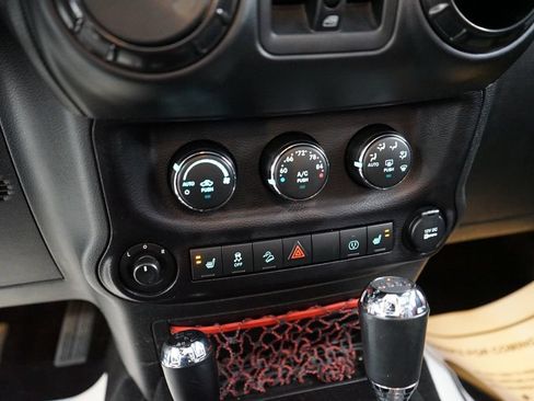 Used 2017 Jeep Wrangler Unlimited Rubicon AWD/4WD image 35