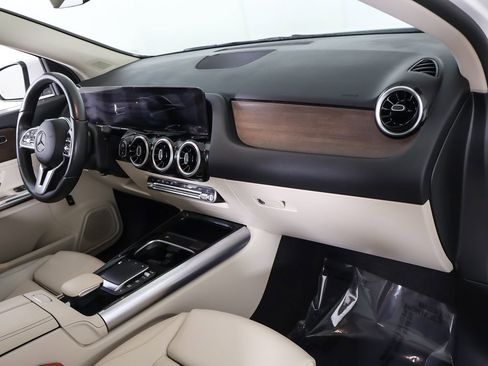 Used 2022 Mercedes-Benz GLA 250 4MATIC w/ Premium Package image 27