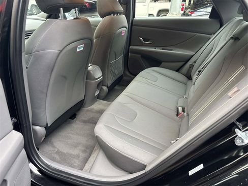 Used 2025 Hyundai Elantra SEL image 13