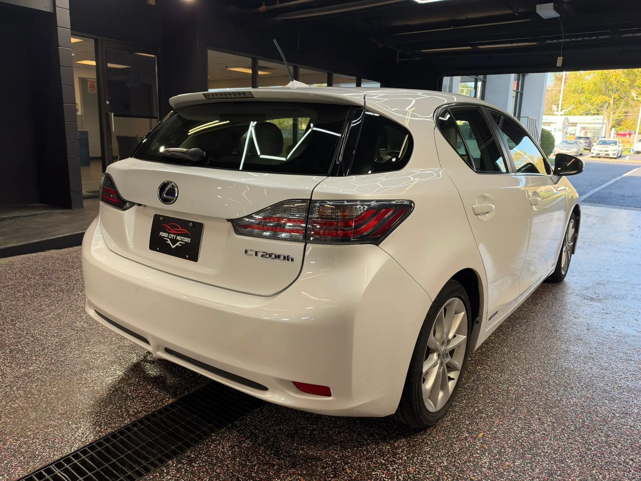 Used 2012 Lexus CT 200h Premium w/ Leather Pkg FWD image 7