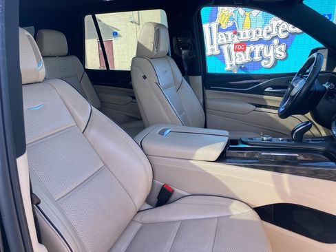 Used 2024 Cadillac Escalade Premium Luxury image 17