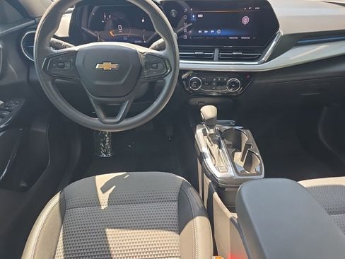 Used 2025 Chevrolet Trax LT image 19