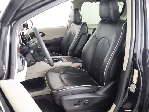 Used 2023 Chrysler Pacifica Limited FWD image 29