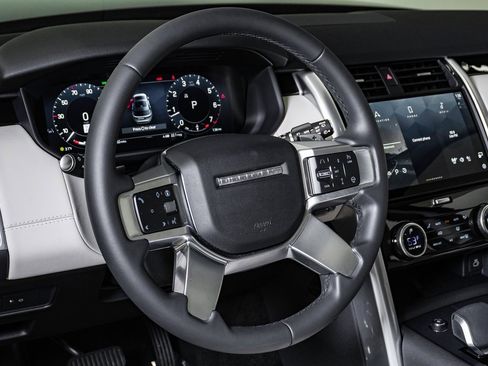 Used 2025 Land Rover Discovery S image 21