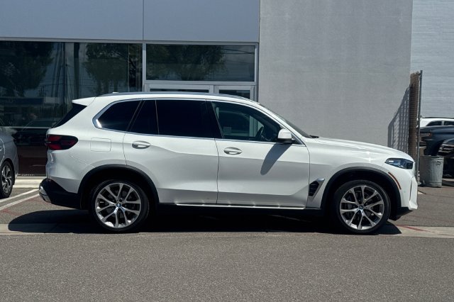 Used 2024 BMW X5 xDrive40i AWD/4WD image 3