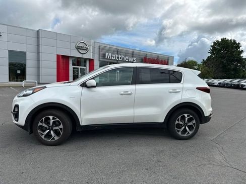 Used 2022 Kia Sportage LX AWD/4WD image 2