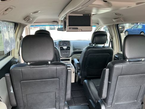 Used 2015 Chrysler Town & Country Touring FWD image 21