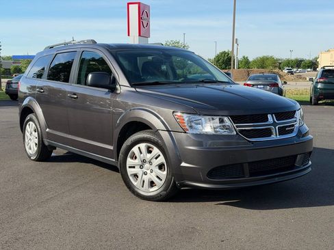 Used 2018 Dodge Journey SE FWD image 1