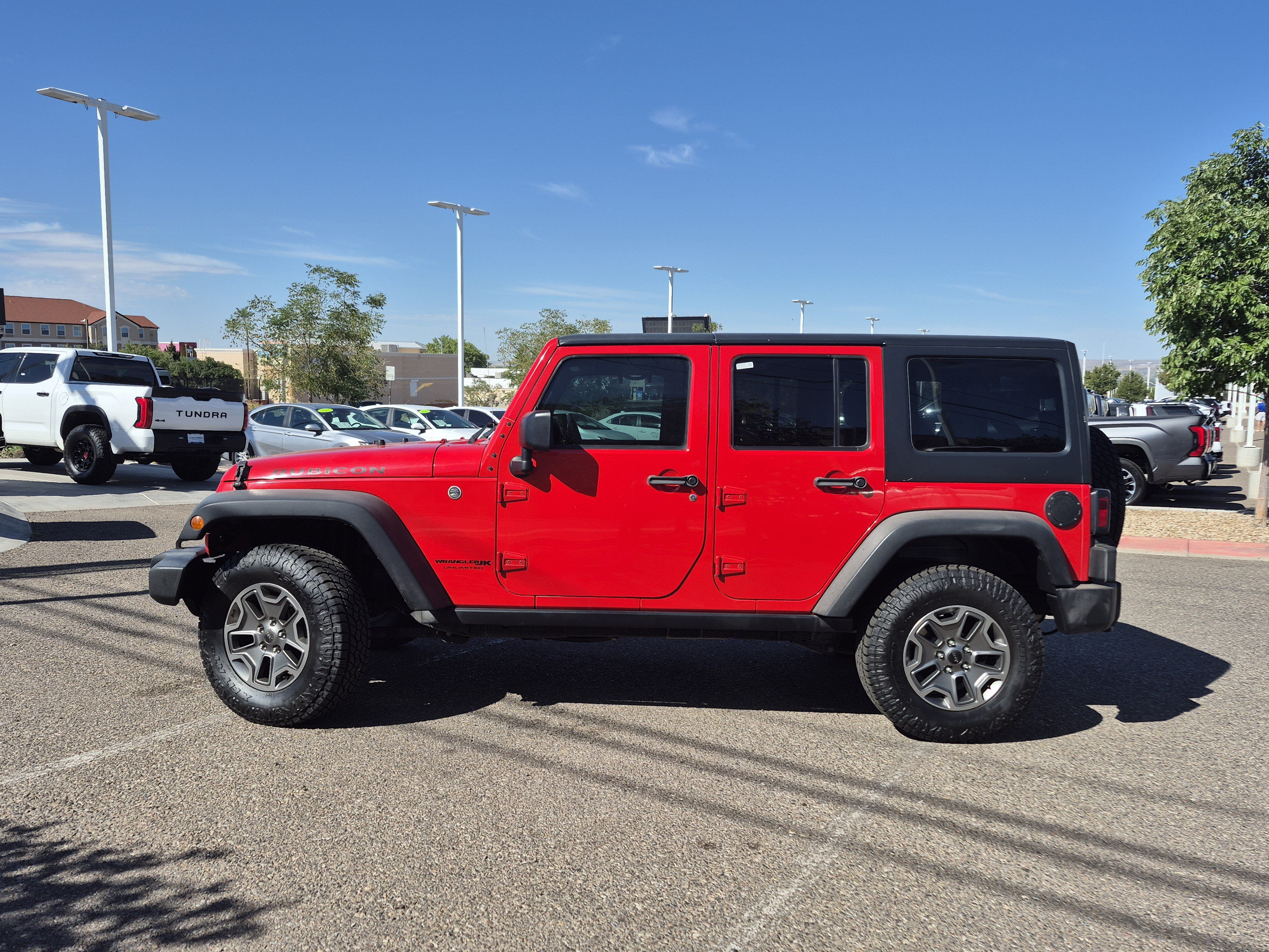 Used 2018 Jeep Wrangler Unlimited Rubicon w/ Connectivity Group AWD/4WD image 2