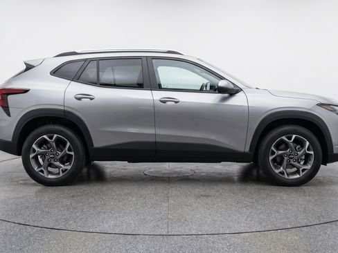Used 2025 Chevrolet Trax LT w/ LT Convenience Package FWD image 11