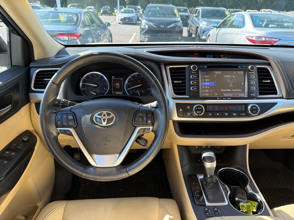Used 2018 Toyota Highlander XLE AWD/4WD image 12