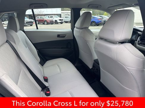 Used 2025 Toyota Corolla Cross L image 25