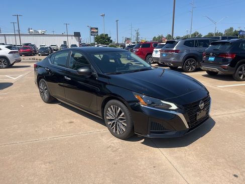 Used 2024 Nissan Altima 2.5 SV image 3