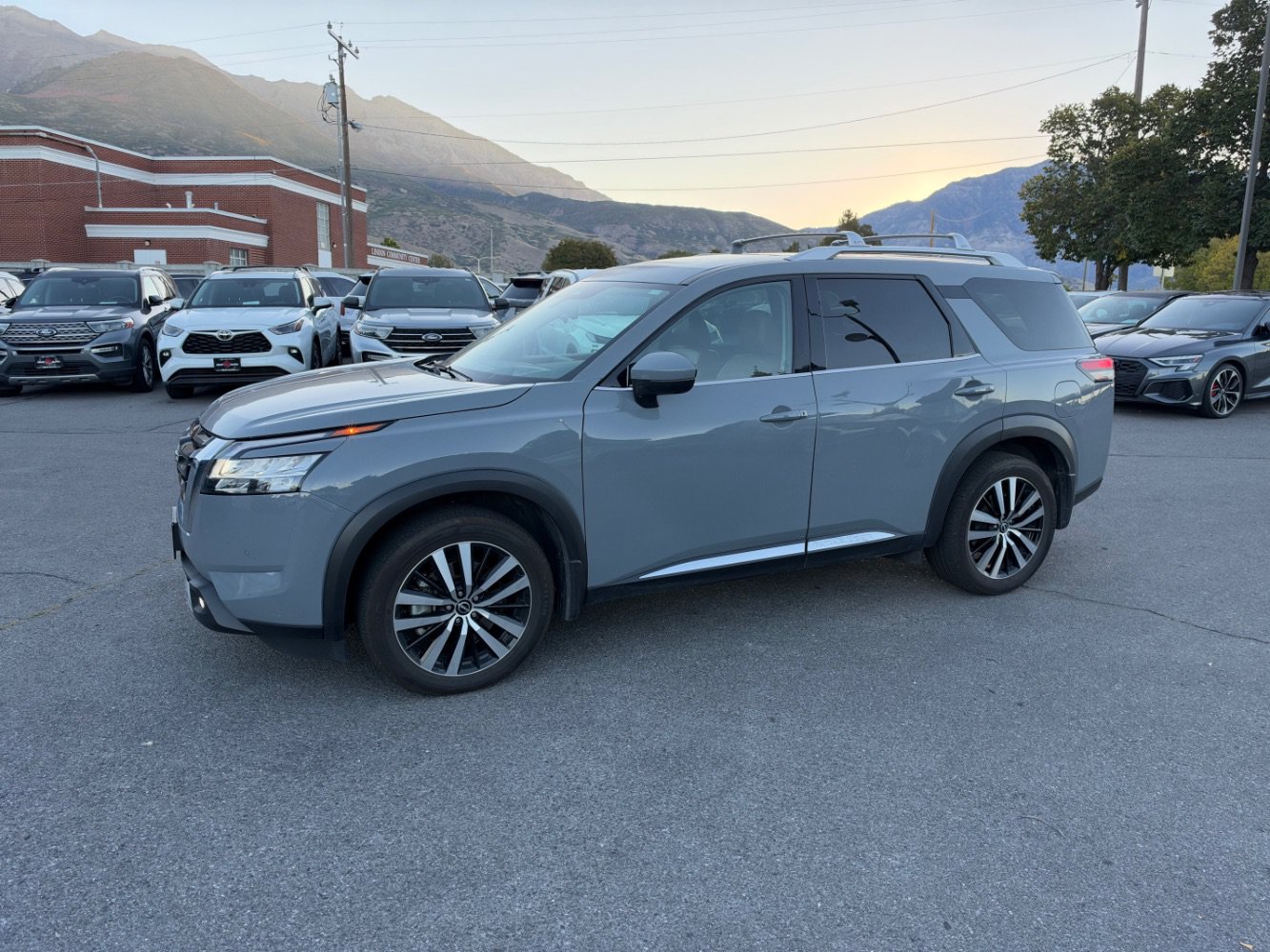 Used 2023 Nissan Pathfinder Platinum AWD/4WD image 1