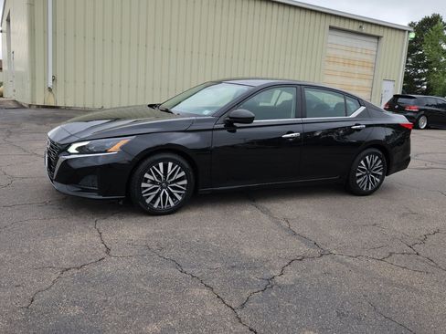 Used 2024 Nissan Altima 2.5 SV FWD image 4