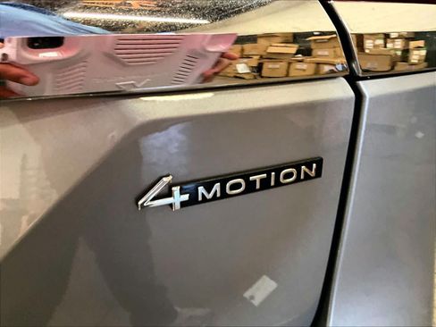 Used 2024 Volkswagen Atlas SE AWD/4WD image 11