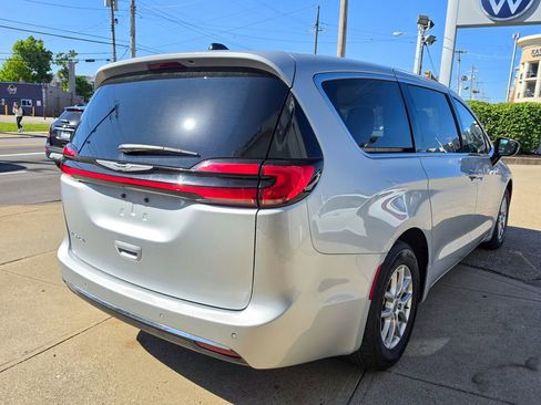 Used 2024 Chrysler Pacifica Touring-L FWD image 5