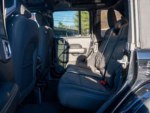 Used 2018 Jeep Wrangler Unlimited Sahara image 15