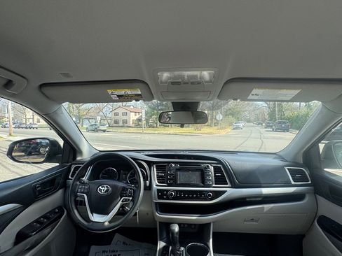 Used 2019 Toyota Highlander LE FWD image 16