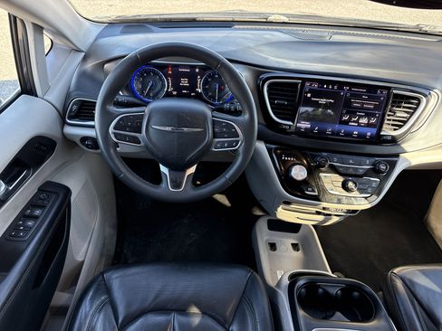 Used 2022 Chrysler Pacifica Touring-L image 12