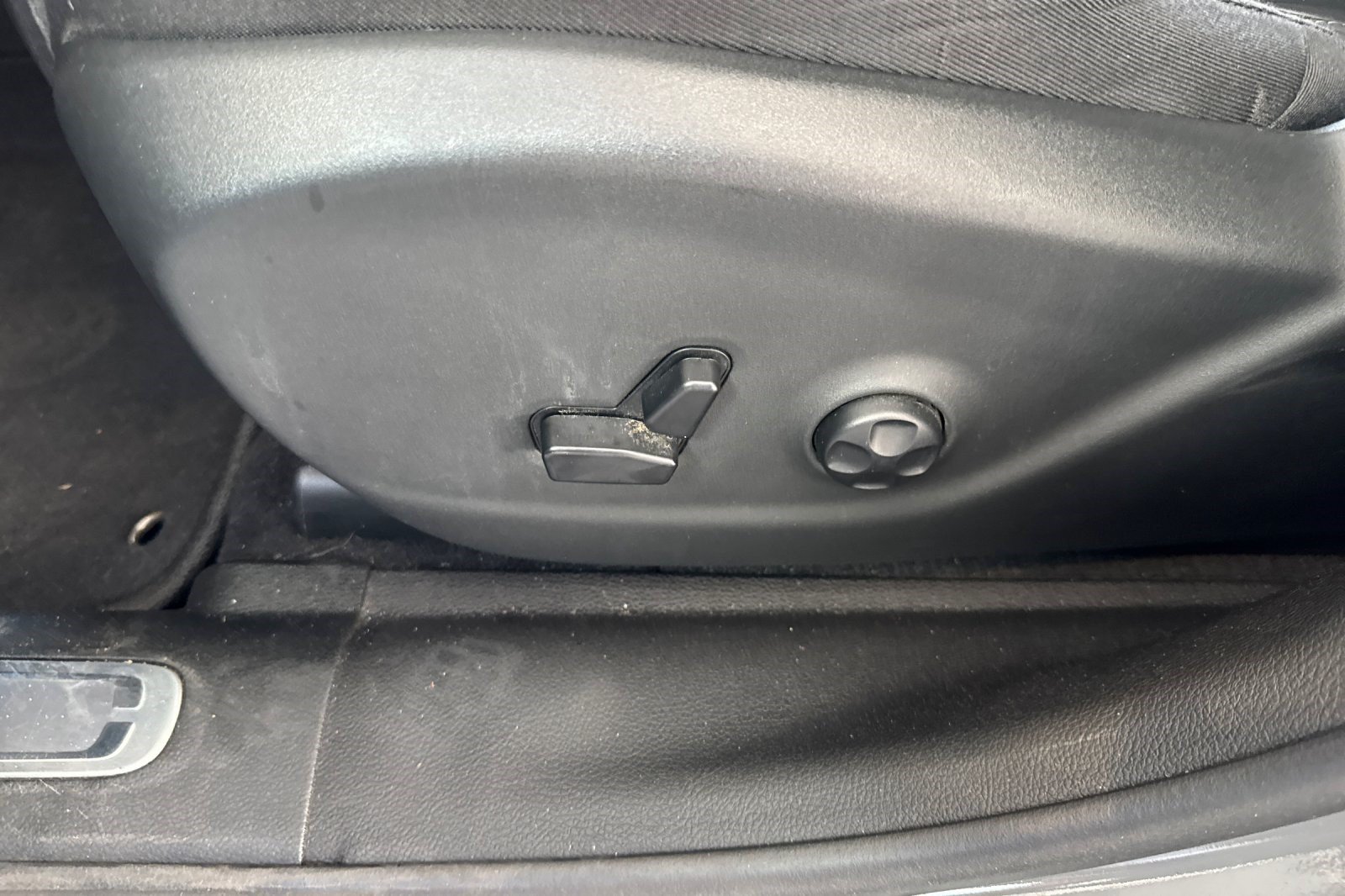 Used 2019 Jeep Cherokee Limited FWD image 14