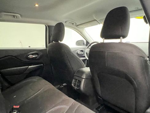 Used 2019 Jeep Cherokee Latitude w/ Popular Appearance Group FWD image 8
