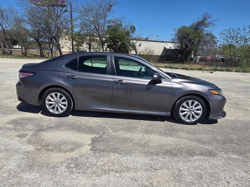 Used 2019 Toyota Camry LE image 3