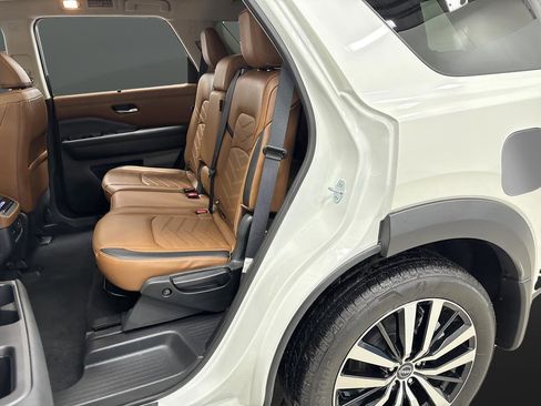 Used 2024 Nissan Pathfinder Platinum w/ Cargo Package image 30